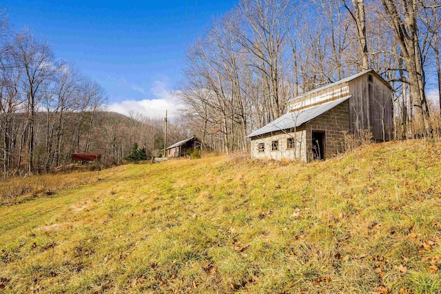 view of yard featuring a barn, an outbuilding, and a mountain view