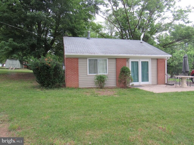 view of front of house featuring a patio area and a front yard