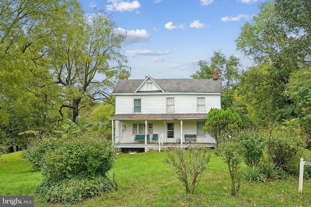 view of front of property featuring a front yard and covered porch