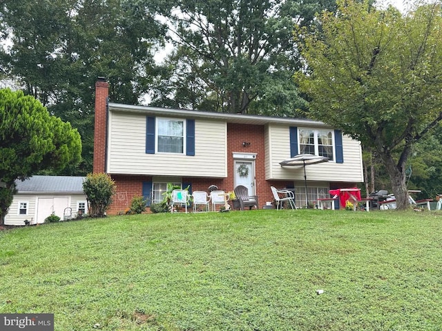 bi-level home featuring a front yard