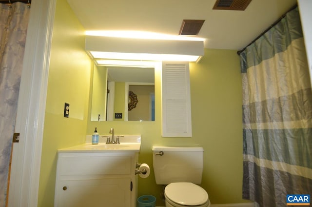 bathroom with curtained shower, visible vents, vanity, and toilet