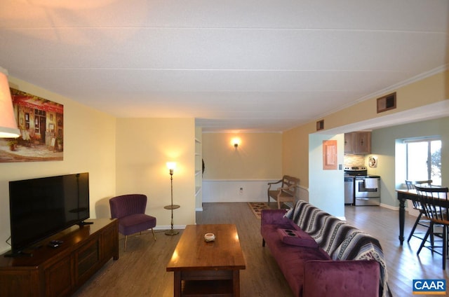 living area featuring wood finished floors, visible vents, and baseboards