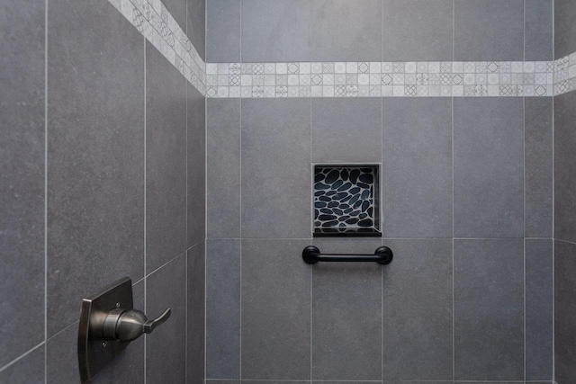 details featuring tiled shower