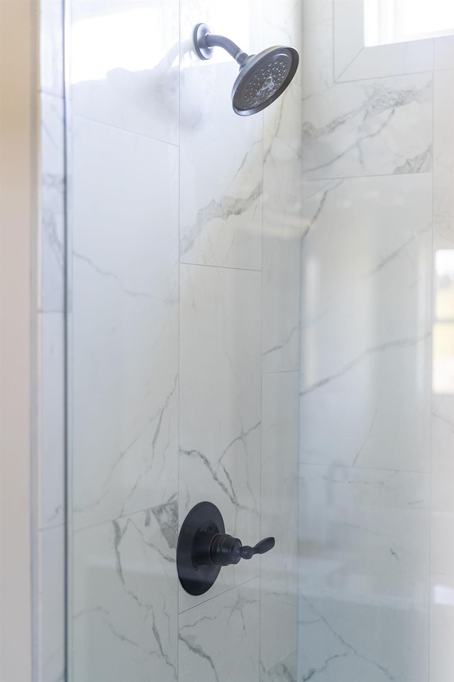 room details featuring a tile shower