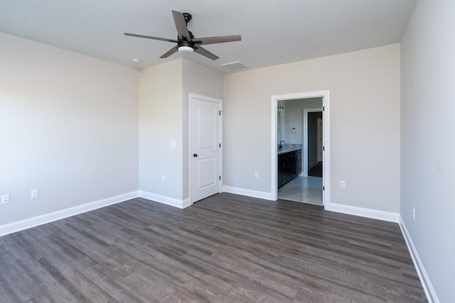 unfurnished room with dark hardwood / wood-style floors and ceiling fan