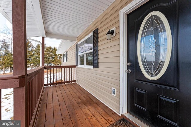 property entrance featuring covered porch