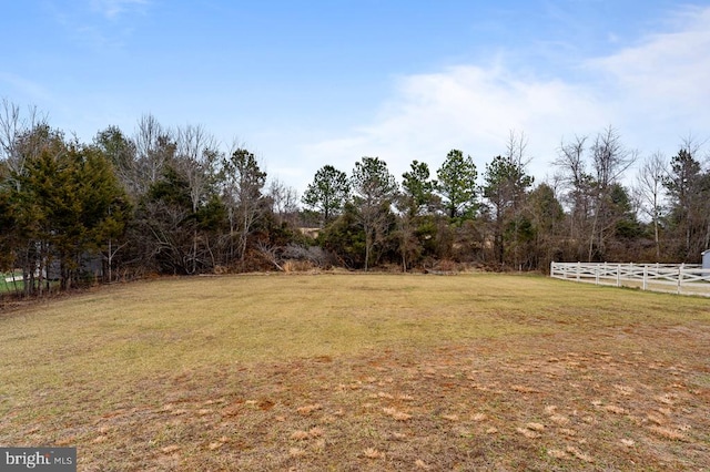 view of yard featuring a rural view