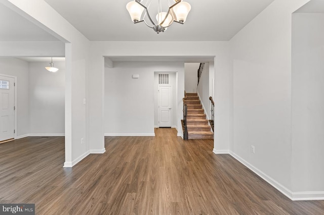 foyer featuring dark wood-type flooring and an inviting chandelier