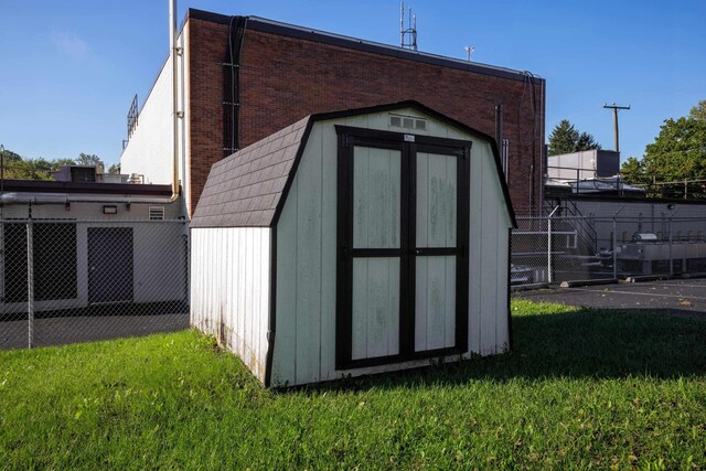 view of outdoor structure with a yard