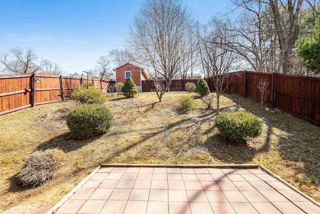 view of yard featuring a storage shed, an outdoor structure, and a fenced backyard