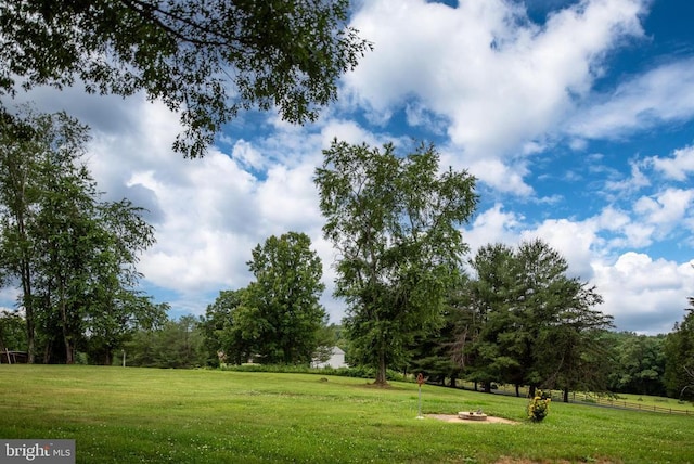 view of yard with a rural view