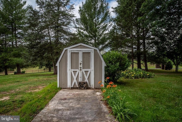 view of outdoor structure featuring a yard