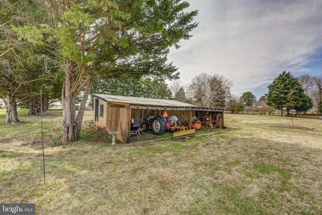 view of yard with an outbuilding