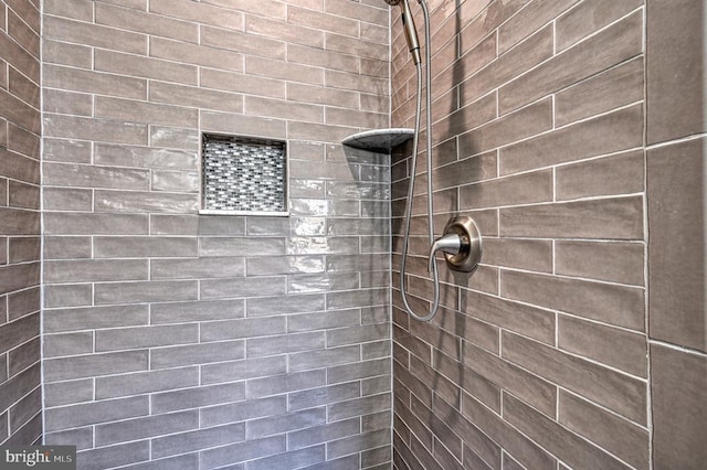 full bath with tiled shower