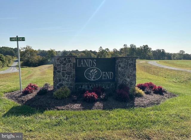 community sign with a lawn