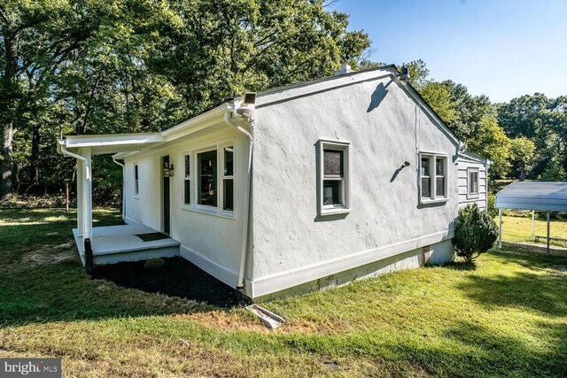 view of side of property featuring a yard