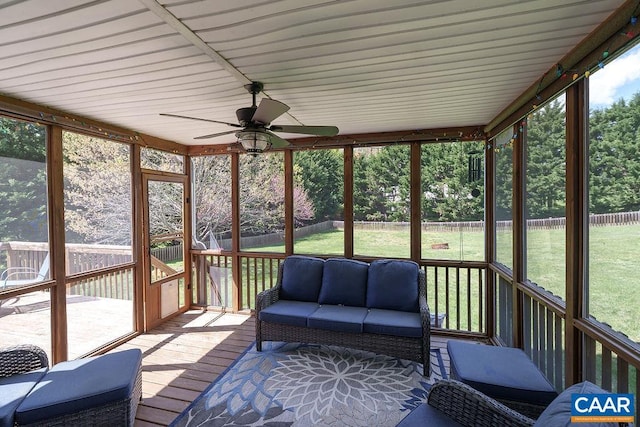 sunroom / solarium featuring outdoor lounge area and a ceiling fan