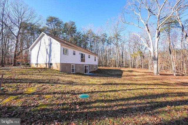 view of side of property featuring a lawn