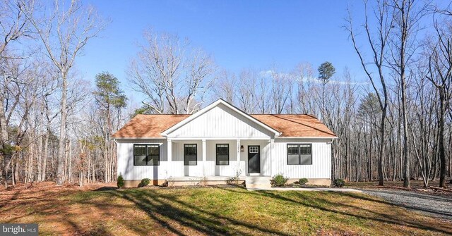 modern farmhouse style home featuring a front lawn