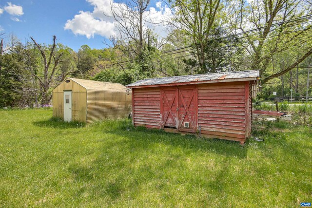 view of outdoor structure with a yard