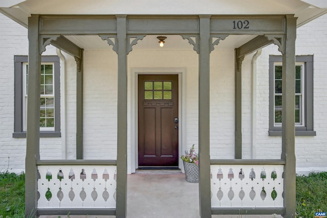 entrance to property featuring covered porch