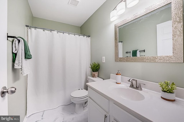 full bath with toilet, a shower with curtain, visible vents, and vanity