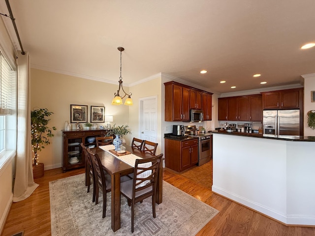 dining area with recessed lighting, baseboards, crown molding, and light wood finished floors