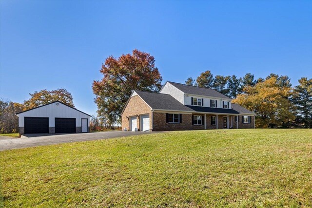 view of front facade with a garage and a front yard