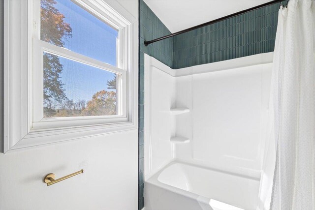 full bathroom featuring shower / bath combo with shower curtain