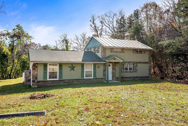 view of front of property with a front yard