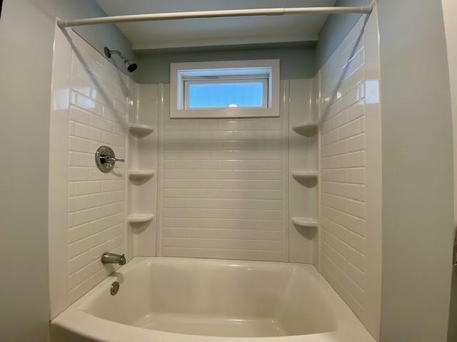 bathroom with tiled shower / bath