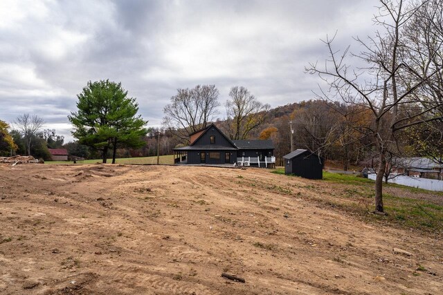 view of yard featuring a shed