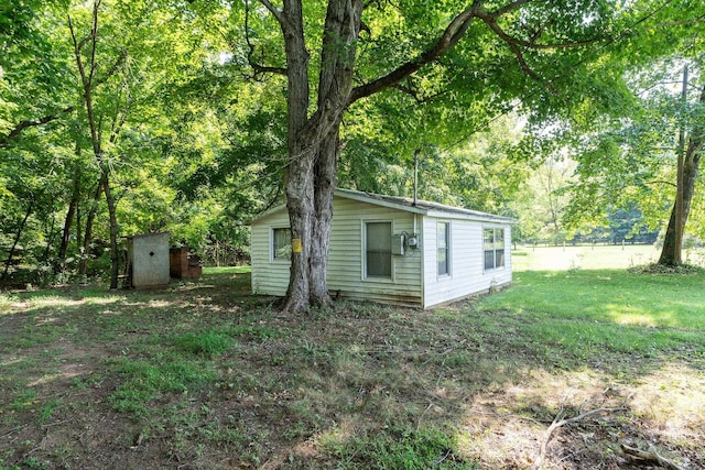 view of yard featuring a storage unit