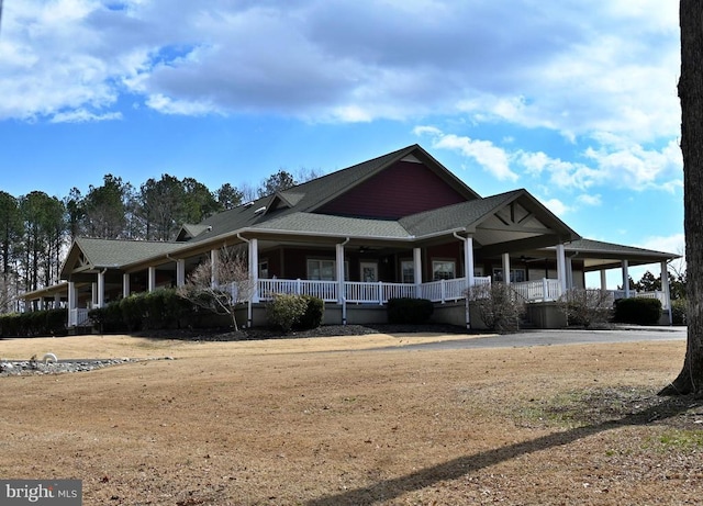 country-style home featuring a porch