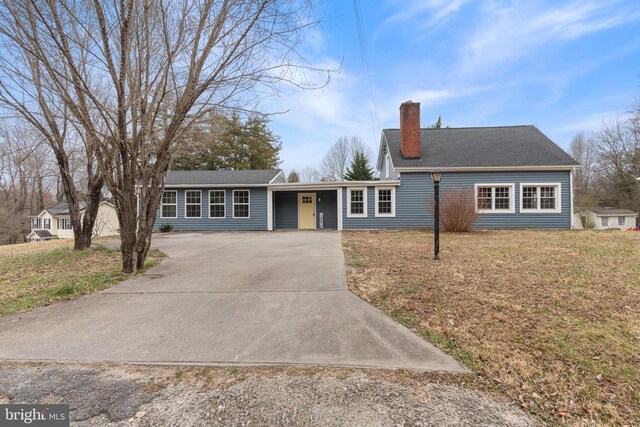 view of front of home with a front lawn