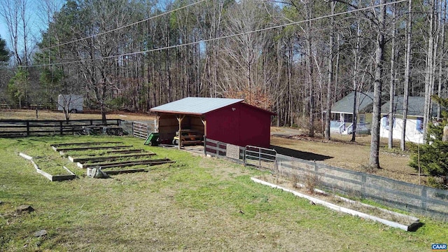 view of yard featuring an outdoor structure and an exterior structure