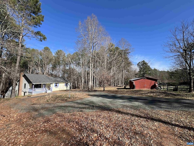 view of yard with driveway