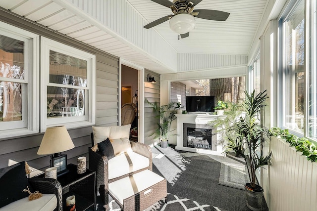 sunroom with ceiling fan