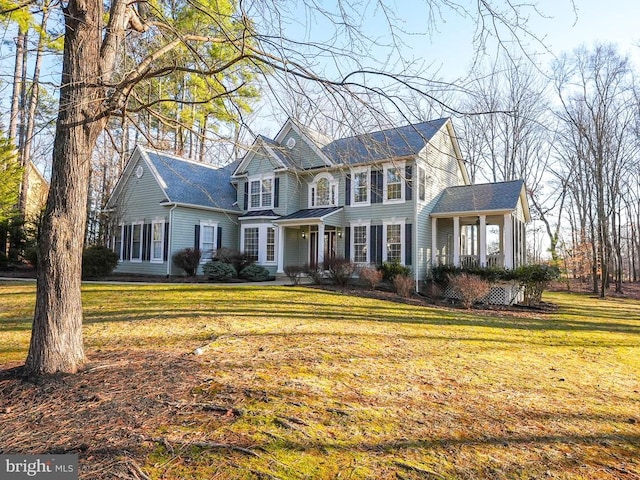 view of front facade with a front yard