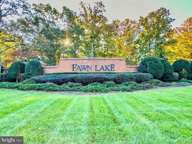 community / neighborhood sign with a yard