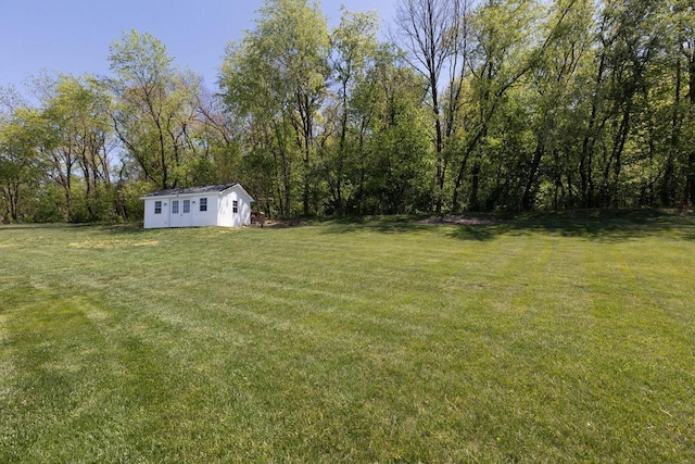 view of yard with an outdoor structure