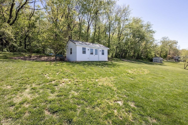 view of yard with an outbuilding