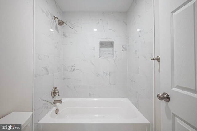 bathroom featuring tiled shower / bath