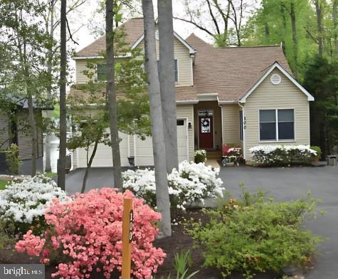 view of front of property featuring driveway