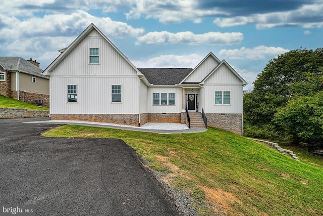 view of front of home featuring a front lawn