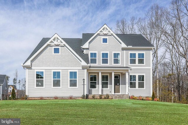 craftsman-style home featuring a front yard