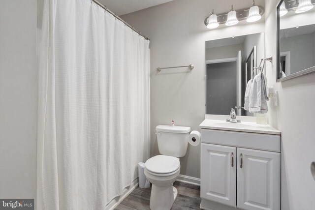 full bathroom featuring toilet, wood finished floors, vanity, baseboards, and a shower with curtain