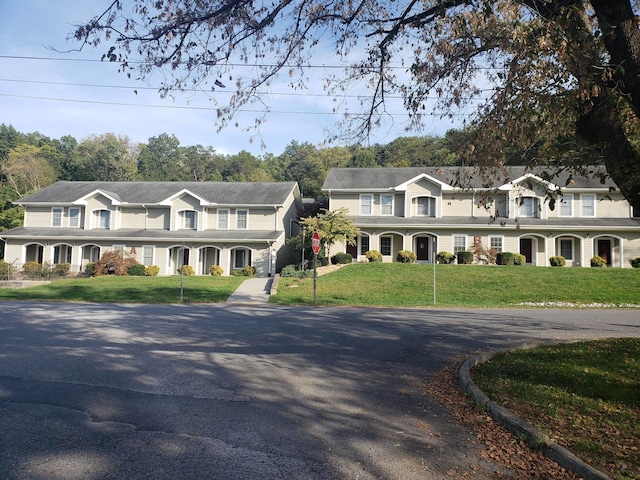 view of front facade featuring a front lawn