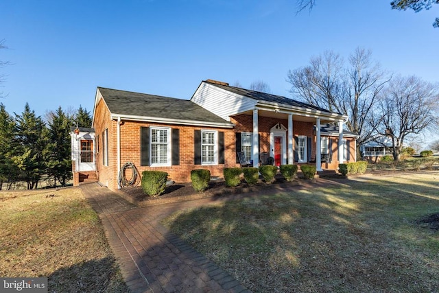 view of front of house with a front lawn