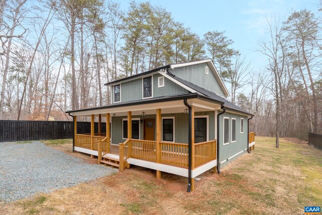 farmhouse-style home featuring covered porch